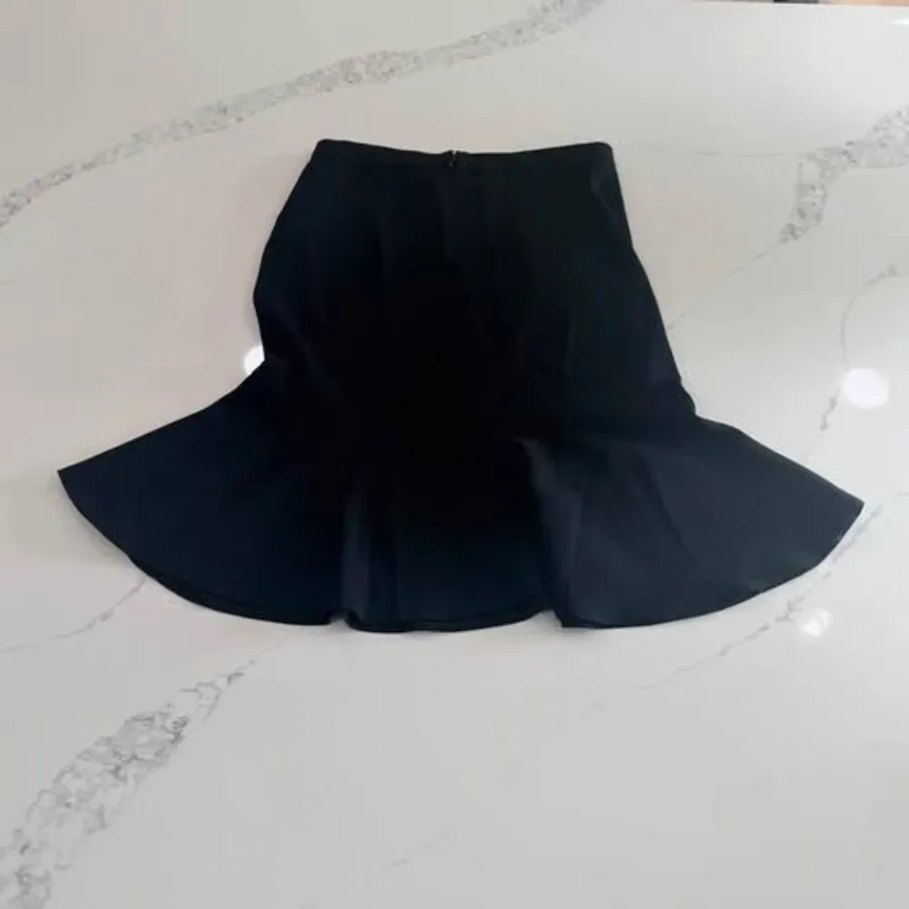 DKNY Black Mermaid Flared Skirt size 6, 15”W 24” L C7697